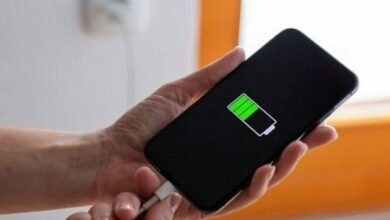 BATTERY CHARGED ONLY ONCE A MONTH Urdu World Canada (Web News) Scientists are working on an innovative battery that will save smartphone users from the hassle of frequent charging. Scientists at the University of Cambridge are working on a microchip that can run in devices so efficiently that phones only need to be charged once a month. Microchip startup Wire is one of dozens of startups that Backed by the British government, UK tech minister Paul Scully said semiconductors are the foundation of the modern world and are essential for everything from electric vehicles to fighting disease. Also read this Digital Tips to Extend Battery Life for iPhone Users Cambridge University mathematics researchers have proposed a wireless microchip that could improve the battery life of smartphones. The idea is based on the design of a silicon chip processor that will require almost zero energy to operate. This means that a better battery will require less. On the other hand, the chip created by Imperial College London researchers' startup Mint Neuro is 100 times smaller than existing devices. Such devices, such as hearing loss devices and stimulators to help people with epilepsy, have been around for decades. are being used.