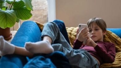 Two Hours Of Phone Use Is Beneficial For Teenagers, New Research Suggests