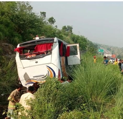Bus going from Rawalpindi to Lahore overturns