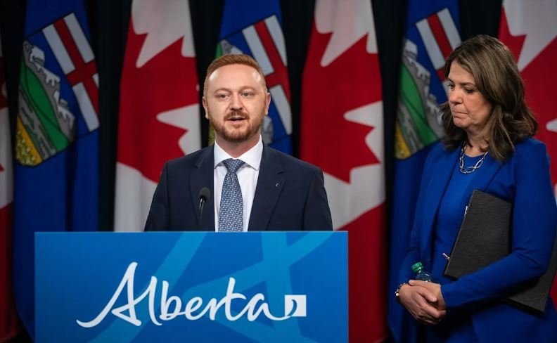 Daniel Smith and the Chief Election Officer, thanks to News Yahoo for the photo.