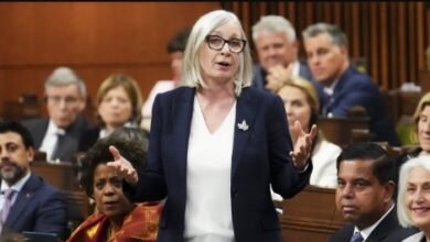 Federal Minister Patty Hydow