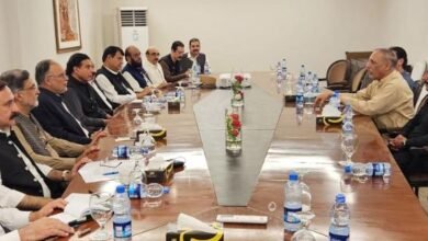 Scene of negotiations between federal ministers and the Public Action Committee