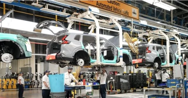 Canadian employees at work as Canada records 68,000 job losses and a 6.5 per cent unemployment rate in September 2026.