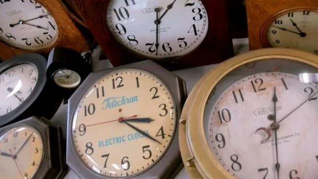 Clock being adjusted as Canada prepares for the end of daylight saving time in November 2026.